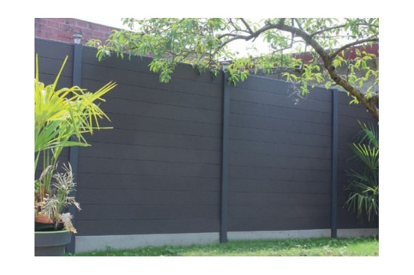 Installer des lames pour clôture composite