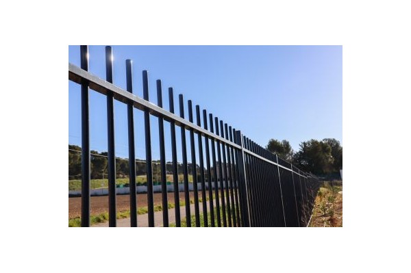 achat de clôture barreaudée design pour sécuriser extérieur