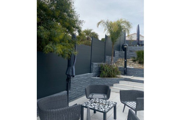 Installer un panneau de clôture en aluminium lames larges