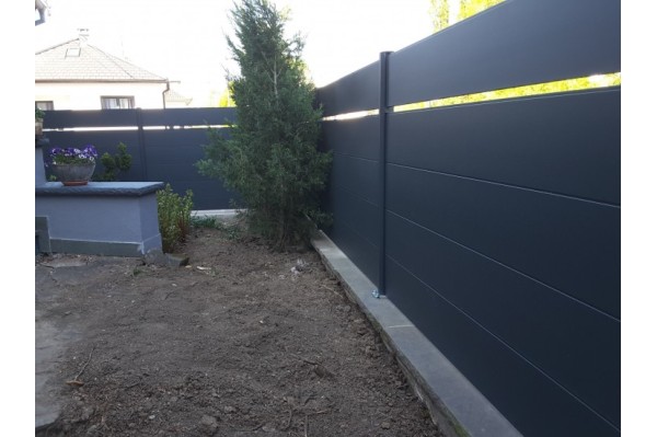 Installation de panneaux de clôture en aluminium