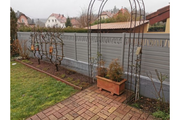 Installation de lames décor baton sur une clôture aluminium