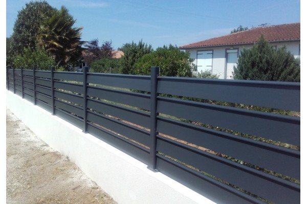 Installation d'un panneau de clôture en aluminium avec entretoises doubles
