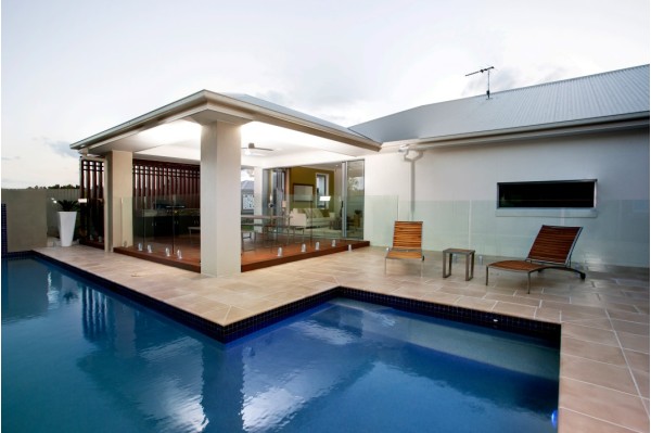 Pose d'une clôture piscine en verre