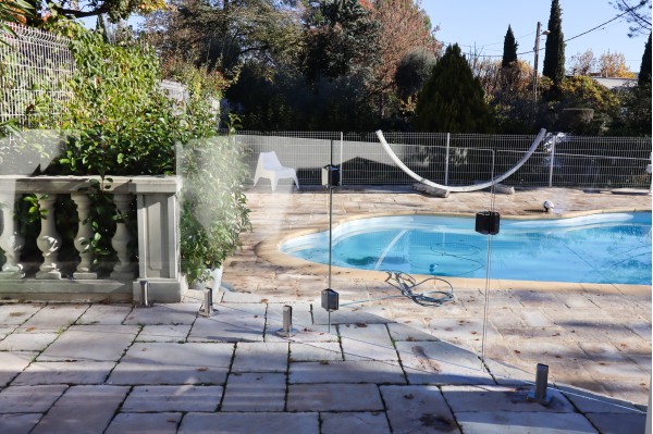 Sécuriser sa piscine avec une clôture piscine en verre