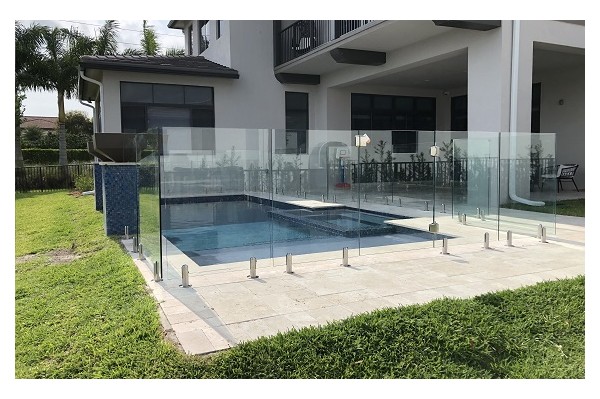 Achat d'une clôture piscine en verre sans poteaux