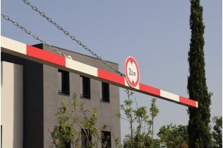 Portique de parking pivotant
