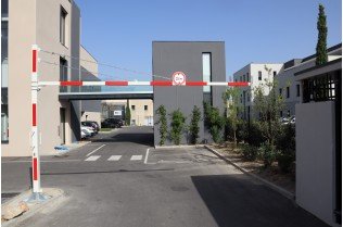Portique de parking pivotant