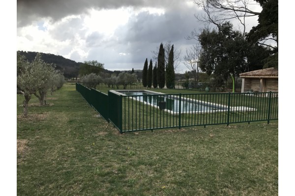 Clôture pour piscine barreaudée verte