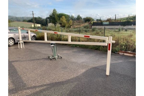 Barrière DFCI pivotante à sceller Bouches-du-Rhones