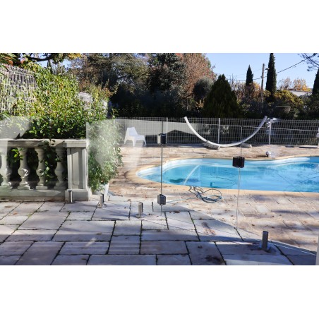 Installer un portillon de clôture pour piscine en verre sans poteaux