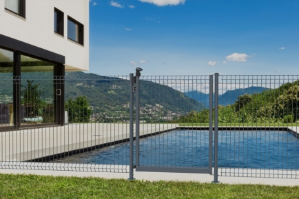 Comment installer une clôture de piscine en panneaux rigides ? Guide de pose