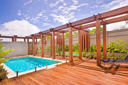 Comment préserver l’esthétique des clôtures de piscine en inox et en verre ?