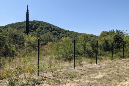 Comment fortifier une clôture rigide pour résister aux vents violents ?
