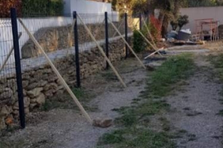 Comment redresser un grillage rigide ?