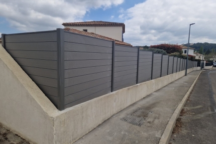 Faut-il choisir une clôture sur muret ou en pleine terre ?