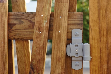 Portails en bois vs en métal : comment faire le bon choix ?