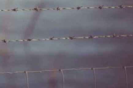 Peut-on entourer sa maison de fils barbelés ?	