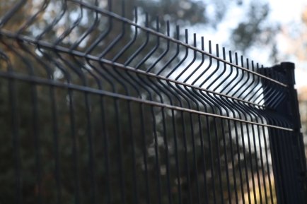 Quelles erreurs éviter lors de l'installation d'une clôture rigide ?